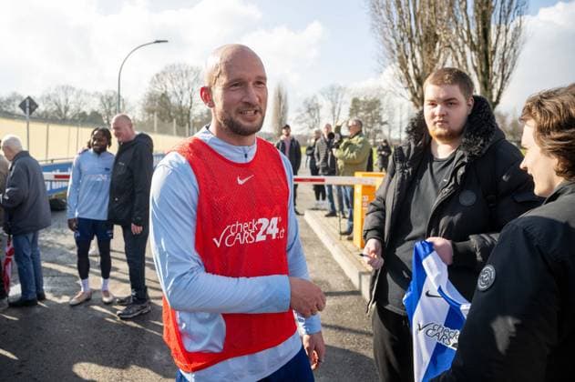Fußball, Herren, Saison 2024 2025, 2. Bundesliga, Hertha BSC, Training, Toni Leistner (Hertha BSC) und Fans, 25.02. 2025,