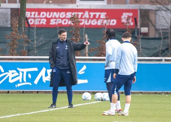 Fußball, Herren, Saison 2024 2025, 2. Bundesliga, Hertha BSC, Training, v. l. Trainer Stefan Leitl (Hertha BSC), Deyovaisio Zeefuik (Hertha BSC), 25.02. 2025,