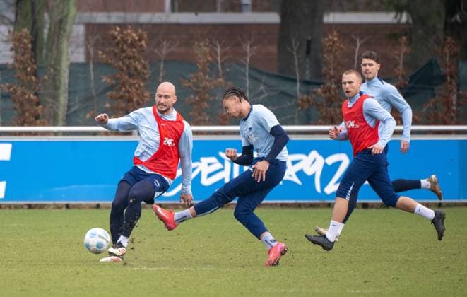 Fußball, Herren, Saison 2024 2025, 2. Bundesliga, Hertha BSC, Training, v. l. Toni Leistner (Hertha BSC), Derry Scherhant (Hertha BSC), Jon Dagur Thorsteinsson (Hertha BSC), 25.02. 2025,