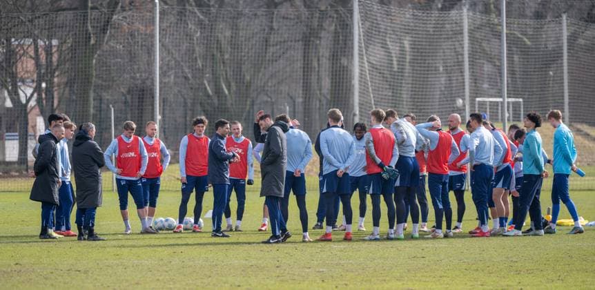 Fußball, Herren, Saison 2024 2025, 2. Bundesliga, Hertha BSC, Training, Ansprache in der Mitte v. l. Trainer Stefan Leitl (Hertha BSC), Co-Trainer Andre Mijatovic (Hertha BSC), 25.02. 2025,