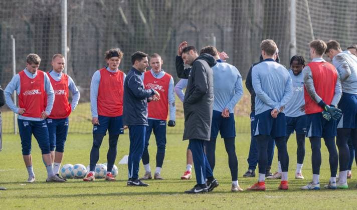 Fußball, Herren, Saison 2024 2025, 2. Bundesliga, Hertha BSC, Training, Ansprache in der Mitte v. l. Trainer Stefan Leitl (Hertha BSC), Co-Trainer Andre Mijatovic (Hertha BSC), 25.02. 2025,