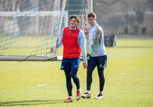 Fußball, Herren, Saison 2024 2025, 2. Bundesliga, Hertha BSC, Training, v. l. Fabian Reese (Hertha BSC), Torwart Tjark Ernst (Hertha BSC), 25.02. 2025,