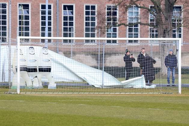 DEU, DFL, 2. FBL Hertha BSC, Training, 25.02.2025, Sportforum, Berlin, DEU, DFL, 2. FBL Hertha BSC, Training, im Bild Sichtblende defekt DFL - regulations prohibit any use of Photographs as image sequences and or quasi-video Foto: Juergen Engler nordphoto GmbH