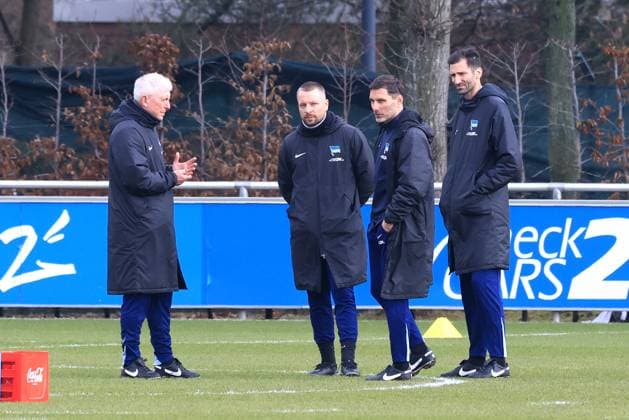 DEU, DFL, 2. FBL Hertha BSC, Training, 25.02.2025, Sportforum, Berlin, DEU, DFL, 2. FBL Hertha BSC, Training, im Bild Trainerteam, Cheftrainer Stefan Leitl (Hertha BSC Berlin), Co-Trainer Andre Mijatovic (Hertha BSC Berlin), co , Co-Trainer, Armin Reutershahn (Hertha BSC Berlin) DFL - regulations prohibit any use of Photographs as image sequences and or quasi-video Foto: Juergen Engler nordphoto GmbH