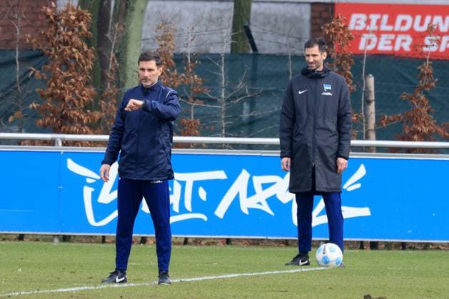 DEU, DFL, 2. FBL Hertha BSC, Training, 25.02.2025, Sportforum, Berlin, DEU, DFL, 2. FBL Hertha BSC, Training, im Bild Cheftrainer Stefan Leitl (Hertha BSC Berlin), Co-Trainer Andre Mijatovic (Hertha BSC Berlin) DFL - regulations prohibit any use of Photographs as image sequences and or quasi-video Foto: Juergen Engler nordphoto GmbH