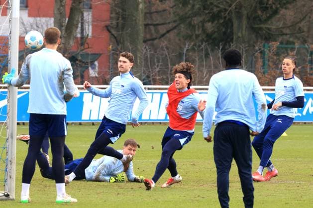 DEU, DFL, 2. FBL Hertha BSC, Training, 25.02.2025, Sportforum, Berlin, DEU, DFL, 2. FBL Hertha BSC, Training, im Bild Fabian Reese (Hertha BSC Berlin 11), Pascal Klemens (Hertha BSC Berlin 41), Tjark Ernst (Hertha BSC Berlin 1), Derry Scherhant (Hertha BSC Berlin 39) DFL - regulations prohibit any use of Photographs as image sequences and or quasi-video Foto: Juergen Engler nordphoto GmbH