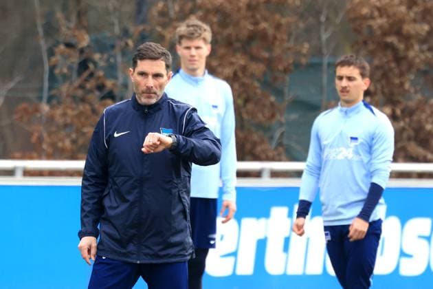 DEU, DFL, 2. FBL Hertha BSC, Training, 25.02.2025, Sportforum, Berlin, DEU, DFL, 2. FBL Hertha BSC, Training, im Bild Cheftrainer Stefan Leitl (Hertha BSC Berlin), Luca Schuler (Hertha BSC Berlin 18), Michal Karbownik (Hertha BSC Berlin 33) DFL - regulations prohibit any use of Photographs as image sequences and or quasi-video Foto: Juergen Engler nordphoto GmbH