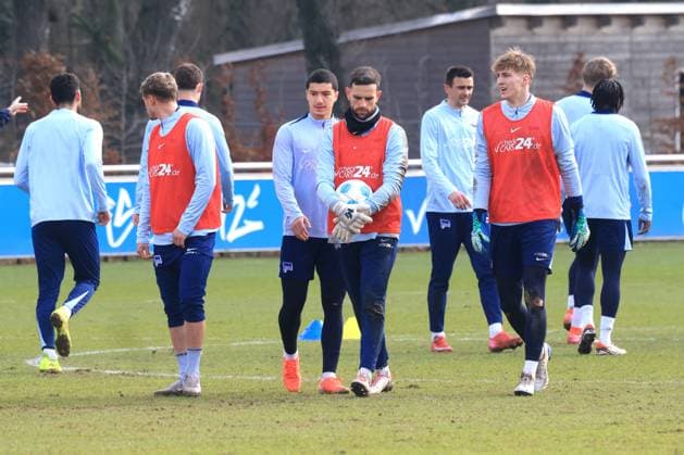 DEU, DFL, 2. FBL Hertha BSC, Training, 25.02.2025, Sportforum, Berlin, DEU, DFL, 2. FBL Hertha BSC, Training, im Bild Hertha-Spielerkreis, Marius Gersbeck (Hertha BSC Berlin 35), Ibrahim Maza (Hertha BSC Berlin 10) DFL - regulations prohibit any use of Photographs as image sequences and or quasi-video Foto: Juergen Engler nordphoto GmbH