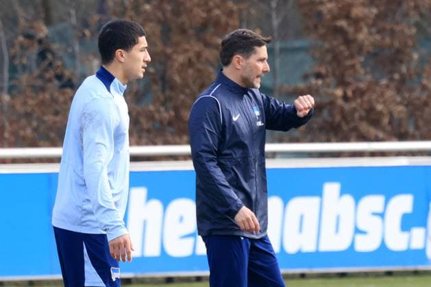 DEU, DFL, 2. FBL Hertha BSC, Training, 25.02.2025, Sportforum, Berlin, DEU, DFL, 2. FBL Hertha BSC, Training, im Bild Cheftrainer Stefan Leitl (Hertha BSC Berlin), Ibrahim Maza (Hertha BSC Berlin 10) DFL - regulations prohibit any use of Photographs as image sequences and or quasi-video Foto: Juergen Engler nordphoto GmbH