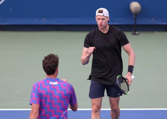 Robin Haase und Hendrik Jebens (Kappe), Herren Doppel, Men s Doubles, Dubai Duty Free Tennis Championships, Dubai, U.A.E. Tennis - Dubai Tennis Championships 2025 - ATP, Tennis Herren - Dubai Duty Free Tennis Stadium - Dubai - - United Arab Emirates - 25 February 2025. Copyright: xJuergenxHasenkopfx
