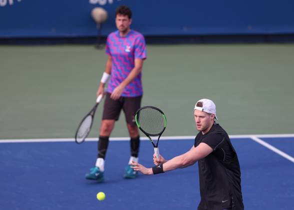 Robin Haase und Hendrik Jebens (Kappe), Herren Doppel, Men s Doubles, Dubai Duty Free Tennis Championships, Dubai, U.A.E. Tennis - Dubai Tennis Championships 2025 - ATP, Tennis Herren - Dubai Duty Free Tennis Stadium - Dubai - - United Arab Emirates - 25 February 2025. Copyright: xJuergenxHasenkopfx