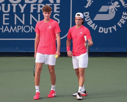 Pavlos Tsitsipas und Petros Tsitsipas (Kappe), Herren Doppel, Men s Doubles, Dubai Duty Free Tennis Championships, Dubai, U.A.E. Tennis - Dubai Tennis Championships 2025 - ATP, Tennis Herren - Dubai Duty Free Tennis Stadium - Dubai - - United Arab Emirates - 25 February 2025. Copyright: xJuergenxHasenkopfx