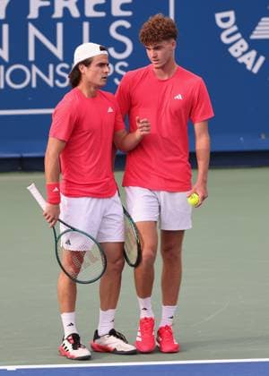 Pavlos Tsitsipas und Petros Tsitsipas (Kappe), Herren Doppel, Men s Doubles, Dubai Duty Free Tennis Championships, Dubai, U.A.E. Tennis - Dubai Tennis Championships 2025 - ATP, Tennis Herren - Dubai Duty Free Tennis Stadium - Dubai - - United Arab Emirates - 25 February 2025. Copyright: xJuergenxHasenkopfx