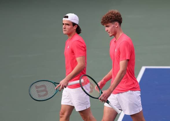 Pavlos Tsitsipas und Petros Tsitsipas (Kappe), Herren Doppel, Men s Doubles, Dubai Duty Free Tennis Championships, Dubai, U.A.E. Tennis - Dubai Tennis Championships 2025 - ATP, Tennis Herren - Dubai Duty Free Tennis Stadium - Dubai - - United Arab Emirates - 25 February 2025. Copyright: xJuergenxHasenkopfx