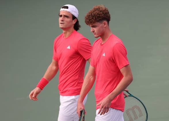 Pavlos Tsitsipas und Petros Tsitsipas (Kappe), Herren Doppel, Men s Doubles, Dubai Duty Free Tennis Championships, Dubai, U.A.E. Tennis - Dubai Tennis Championships 2025 - ATP, Tennis Herren - Dubai Duty Free Tennis Stadium - Dubai - - United Arab Emirates - 25 February 2025. Copyright: xJuergenxHasenkopfx
