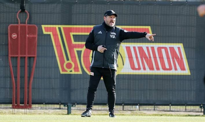 Sport Bilder des Tages Trainer Steffen Baumgart zeigend, gestikulierend Einzelbild Freisteller Aktion Fußball Fussball Training 1.Bundesliga Herren DFL Saison 2024 2025 25.02.2025 1.FC Union Berlin FCU DFL regulations prohibit any use of photographs as image sequences and or quasi-video.