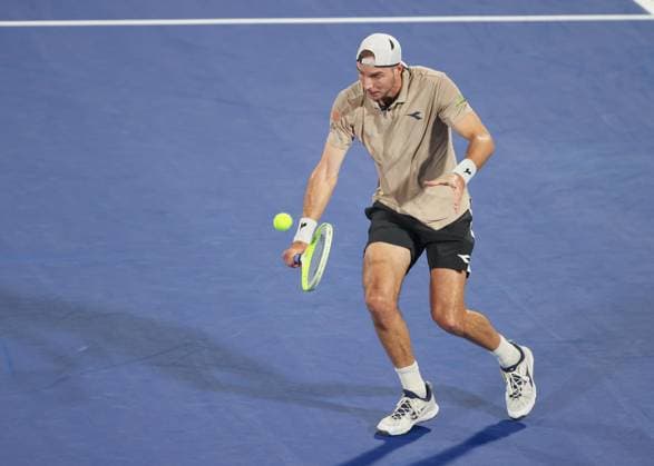 Jan-Lennard Struff (GER), Dubai Duty Free Tennis Championships, Dubai, U.A.E. Tennis - Dubai Tennis Championships 2025 - ATP, Tennis Herren - Dubai Duty Free Tennis Stadium - Dubai - - United Arab Emirates - 25 February 2025. Copyright: xJuergenxHasenkopfx