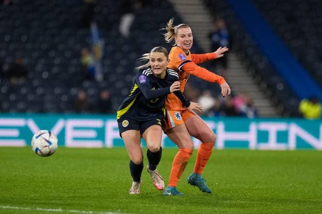 Sport Themen der Woche KW09 Sport Bilder des Tages UK: Scotland v Netherlands, UEFA Women‚Äôs Nations League at Hampden Park, Glasgow, Scotland on 25 February 2025: Pictured: Sam Kerr (Scotland) and Jackie Groenen (Netherlands) Glasgow Hampden Park Scotland Copyright: xAlexxToddx