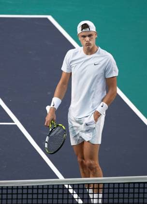 (250226) -- ACAPULCO, Feb. 26, 2025 -- Holger Rune of Denmark reacts during the men s singles round of 32 match against Roberto Carballes Baena of Spain at the 2025 ATP, Tennis Herren Mexican Open tennis tournament in Acapulco, Mexico, Feb. 25, 2025. ) (SP)MEXICO-ACAPULCO-TENNIS-ATP-MEXICAN OPEN-MEN S SINGLES LixMengxin 