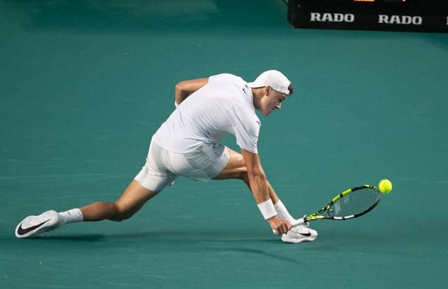 (250226) -- ACAPULCO, Feb. 26, 2025 -- Holger Rune of Denmark hits a return during the men s singles round of 32 match against Roberto Carballes Baena of Spain at the 2025 ATP, Tennis Herren Mexican Open tennis tournament in Acapulco, Mexico, Feb. 25, 2025. ) (SP)MEXICO-ACAPULCO-TENNIS-ATP-MEXICAN OPEN-MEN S SINGLES LixMengxin 