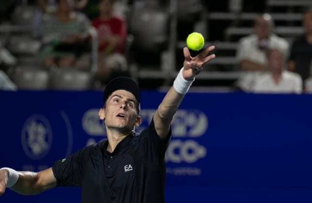 (250226) -- ACAPULCO, Feb. 26, 2025 -- Matteo Arnaldi of Italy serves during the men s singles round of 32 match against Alexander Zverev of Germany at the 2025 ATP, Tennis Herren Mexican Open tennis tournament in Acapulco, Mexico, Feb. 25, 2025. ) (SP)MEXICO-ACAPULCO-TENNIS-ATP-MEXICAN OPEN-MEN S SINGLES LixMengxin 