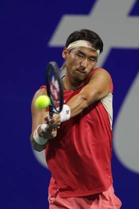 (250226) -- ACAPULCO, Feb. 26, 2025 -- Bu Yunchaokete of China hits a return during the men s singles round of 32 match against Alex Michelsen of the United States at the 2025 ATP, Tennis Herren Mexican Open tennis tournament in Acapulco, Mexico, Feb. 25, 2025. (Photo by Xinhua) (SP)MEXICO-ACAPULCO-TENNIS-ATP-MEXICAN OPEN-MEN S SINGLES FranciscoxCanedo 