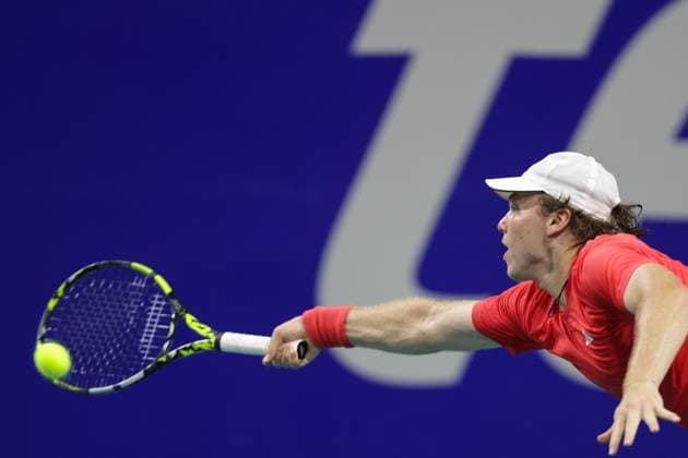 (250226) -- ACAPULCO, Feb. 26, 2025 -- Alex Michelsen of the United States hits a return during the men s singles round of 32 match against Bu Yunchaokete of China at the 2025 ATP, Tennis Herren Mexican Open tennis tournament in Acapulco, Mexico, Feb. 26, 2025. (Photo by Xinhua) (SP)MEXICO-ACAPULCO-TENNIS-ATP-MEXICAN OPEN-MEN S SINGLES FranciscoxCanedo 