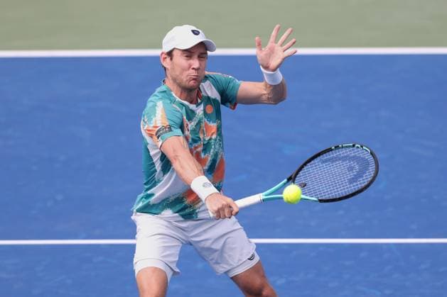Matthew Ebden und Joran Vliegen (blaues Hemd), Herren Doppel, Men s Doubles, Dubai Duty Free Tennis Championships, Dubai, U.A.E. Tennis - Dubai Tennis Championships 2025 - ATP, Tennis Herren 500 - Dubai Duty Free Tennis Stadium - Dubai - - United Arab Emirates - 26 February 2025. Copyright: xJuergenxHasenkopfx