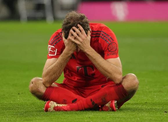 23.02.2025, 1.Bundesliga, FC Bayern Muenchen vs Eintracht Frankfurt, Allianz Arena Muenchen, Fussball, im Bild: Thomas Mueller (FC Bayern Muenchen) brummt den Schedel nach ein Zusammenstoss mit Rasmus Kristensen (Eintracht Frankfurt) DFB regulations prohibit any use of photographs as image sequences and or quasi-video