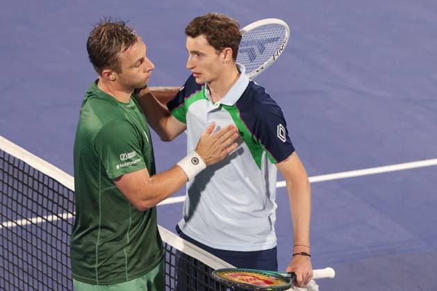 Ugo Humbert gratuliert dem Sieger Tallon Griekspoor, Dubai Duty Free Tennis Championships, Dubai, U.A.E. Tennis - Dubai Tennis Championships 2025 - ATP, Tennis Herren 500 - Dubai Duty Free Tennis Stadium - Dubai - - United Arab Emirates - 26 February 2025. Copyright: xJuergenxHasenkopfx