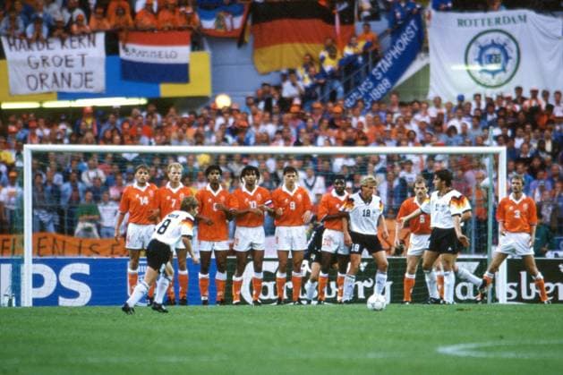 Archivbilder der Woche SPORT KW09 ROB WITSCHGE, DENNIS BERGKAMP, FRANK RIJKAARD, RUUD GULLIT, MARCO VAN BASTEN, BRYAN ROY, JAN WOUTERS, ADRIE VAN TIGGELEN, Olanda, THOMAS HASSLER, JURGEN KLINSMANN, KARLHEINZ RIEDLE, Germania, Euro 1992, Holland vs Germany 3-1, 18-06-1992, Azione, Action, Contrasto, Calcio di punizione, Free kick CAMPIONATI EUROPEI EURO SVEZIA 1992 OLANDA-GERMANIA 3-1