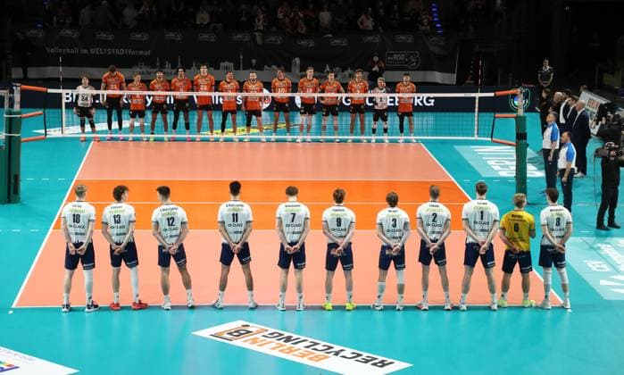 Begrüßung der Mannschaften vor Spielbeginn Übersicht Volleyball CL Championsleague Achtelfinale Rückspiel Herren Saison 2024 2025 26.02.2025 BR Volleys Berlin BRV vs SVG Lüneburg