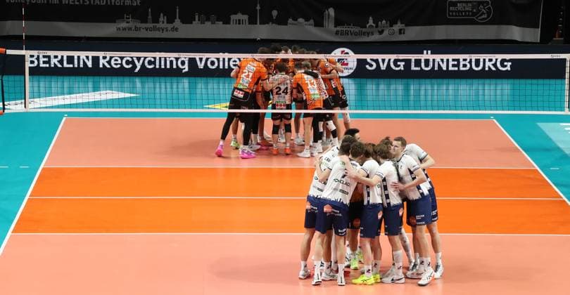 Begrüßung der Mannschaften vor Spielbeginn Übersicht Volleyball CL Championsleague Achtelfinale Rückspiel Herren Saison 2024 2025 26.02.2025 BR Volleys Berlin BRV vs SVG Lüneburg