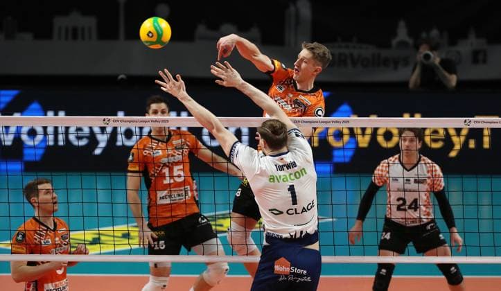 Florian Krage im Angriff, Simon Torwie Zweikampf Spielszene Aktion Volleyball CL Championsleague Achtelfinale Rückspiel Herren Saison 2024 2025 26.02.2025 BR Volleys Berlin BRV vs SVG Lüneburg