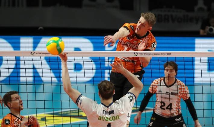 Florian Krage im Angriff, Simon Torwie Zweikampf Spielszene Aktion Volleyball CL Championsleague Achtelfinale Rückspiel Herren Saison 2024 2025 26.02.2025 BR Volleys Berlin BRV vs SVG Lüneburg