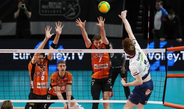 Oskar Espeland im Angriff, Nehemiah Mote, Simon Plaskie Zweikampf Spielszene Aktion Volleyball CL Championsleague Achtelfinale Rückspiel Herren Saison 2024 2025 26.02.2025 BR Volleys Berlin BRV vs SVG Lüneburg
