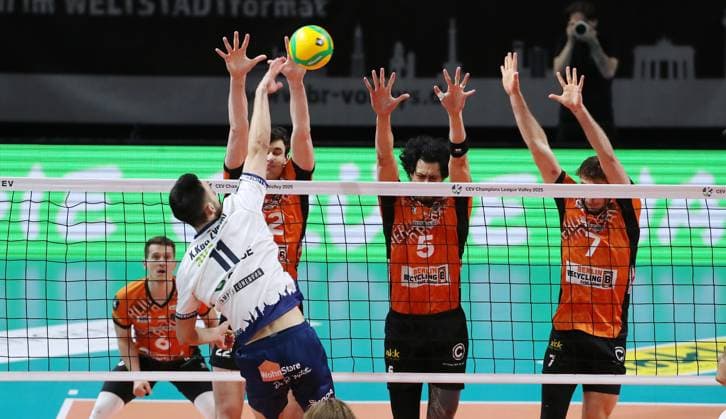 Xander Ketrzynski im Angriff, Jake Hanes, Nehemiah Mote, Simon Plaskie Zweikampf Spielszene Aktion Volleyball CL Championsleague Achtelfinale Rückspiel Herren Saison 2024 2025 26.02.2025 BR Volleys Berlin BRV vs SVG Lüneburg