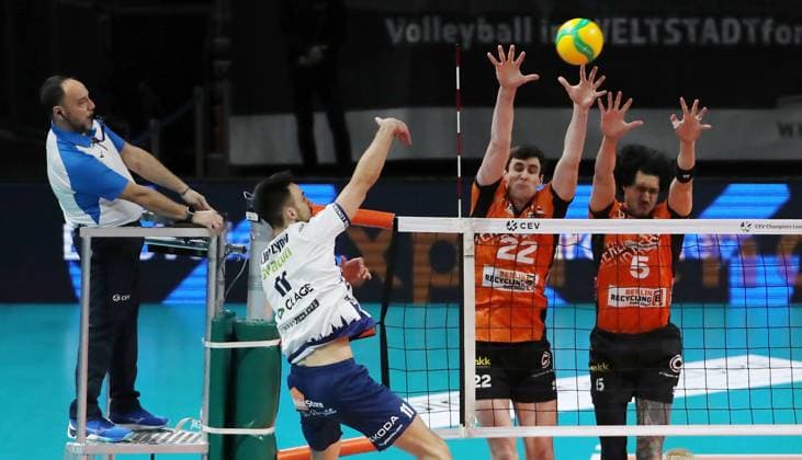 Xander Ketrzynski im Angriff, Jake Hanes, Nehemiah Mote Zweikampf Spielszene Aktion Volleyball CL Championsleague Achtelfinale Rückspiel Herren Saison 2024 2025 26.02.2025 BR Volleys Berlin BRV vs SVG Lüneburg