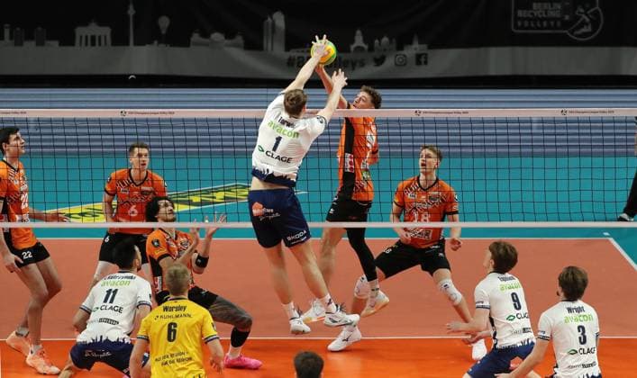 Simon Torwie, Simon Plaskie Zweikampf Spielszene Aktion Volleyball CL Championsleague Achtelfinale Rückspiel Herren Saison 2024 2025 26.02.2025 BR Volleys Berlin BRV vs SVG Lüneburg