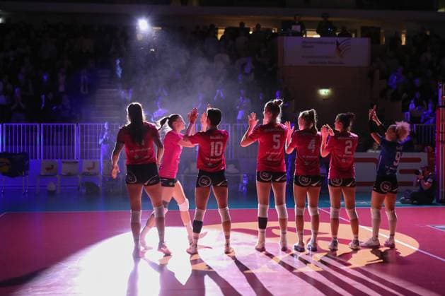 Wiesbaden, Deutschland 26. Februar 2025: 1. VBL - Frauen - 2024 2025 - VC Wiesbaden vs. USC Münster Im Bild: die Spielerinnen vom Wiesbaden am Spielbeginn, Halle am Platz der deutschen Ein Berlin Copyright: xFotostandx xUlrichxScherbaumx