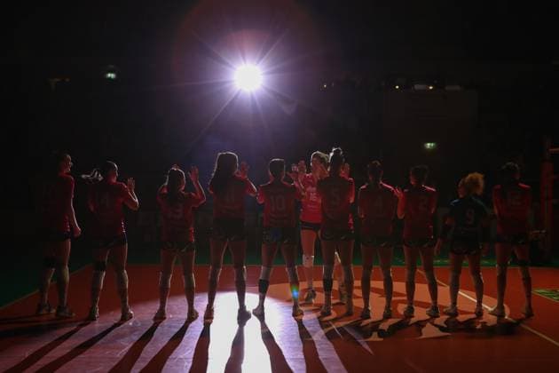 Wiesbaden, Deutschland 26. Februar 2025: 1. VBL - Frauen - 2024 2025 - VC Wiesbaden vs. USC Münster Im Bild: die Spielerinnen vom Wiesbaden am Spielbeginn, Halle am Platz der deutschen Ein Berlin Copyright: xFotostandx xUlrichxScherbaumx