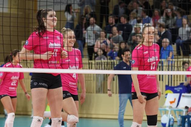 Wiesbaden, Deutschland 26. Februar 2025: 1. VBL - Frauen - 2024 2025 - VC Wiesbaden vs. USC Münster Im Bild: Celine Jebens (VCW, 11), Tanja Grosser (VCW, 4), Rachel Gomez (VCW, 17), Halle am Platz der deutschen Ein Berlin Copyright: xFotostandx xUlrichxScherbaumx