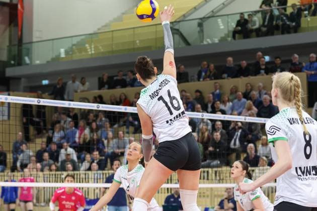 Wiesbaden, Deutschland 26. Februar 2025: 1. VBL - Frauen - 2024 2025 - VC Wiesbaden vs. USC Münster Im Bild: Mikala Mogensen (Münster, 16), Luisa van Clewe (Münster, 8), Halle am Platz der deutschen Ein Berlin Copyright: xFotostandx xUlrichxScherbaumx