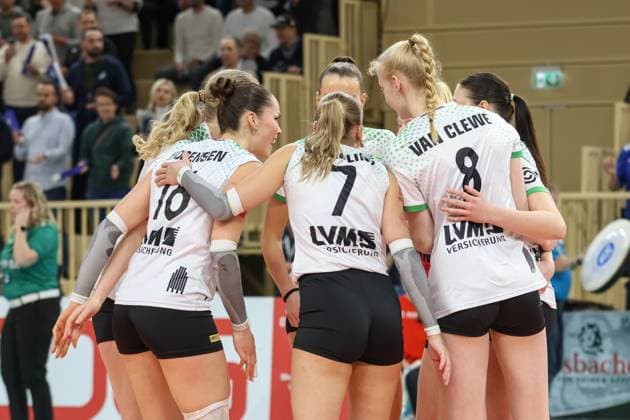 Wiesbaden, Deutschland 26. Februar 2025: 1. VBL - Frauen - 2024 2025 - VC Wiesbaden vs. USC Münster Im Bild: die Spielerinnen vom Münster, Halle am Platz der deutschen Ein Berlin Copyright: xFotostandx xUlrichxScherbaumx