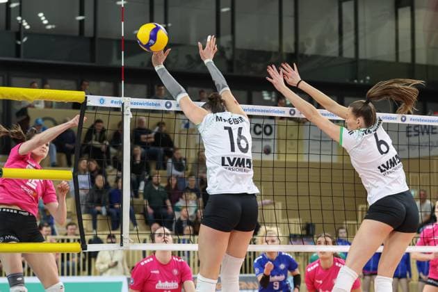 Wiesbaden, Deutschland 26. Februar 2025: 1. VBL - Frauen - 2024 2025 - VC Wiesbaden vs. USC Münster Im Bild: Nina Herelova (VCW, 12), Mikala Mogensen (Münster, 16), Marije ten Brinke (Münster, 6), Halle am Platz der deutschen Ein Berlin Copyright: xFotostandx xUlrichxScherbaumx