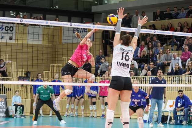 Wiesbaden, Deutschland 26. Februar 2025: 1. VBL - Frauen - 2024 2025 - VC Wiesbaden vs. USC Münster Im Bild: Tanja Grosser (VCW, 4), Mikala Mogensen (Münster, 16), Halle am Platz der deutschen Ein Berlin Copyright: xFotostandx xUlrichxScherbaumx
