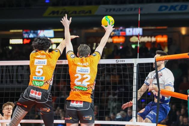 Nehemiah Mote (BR Volleys, 05) Jake Hanes (BR Volleys, 22)in der Abwehr, BR Volleys vs SVG Lüneburg Champions League Playoffs Rückspiel, 2025_02_26 Berlin Berlin Land Copyright: xFootxBowl ThomasxSobotzkix