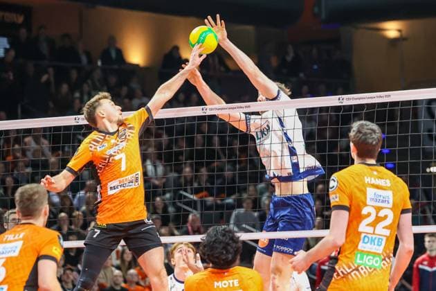 Simon Plaskie (BR Volleys, 07) lupft den Ball über das Netz, BR Volleys vs SVG Lüneburg Champions League Playoffs Rückspiel, 2025_02_26 Berlin Berlin Land Copyright: xFootxBowl ThomasxSobotzkix