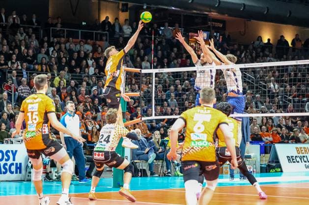 Simon Plaskie (BR Volleys, 07) im Sprung mit dem Ball am NetzBR Volleys vs SVG Lüneburg Champions League Playoffs Rückspiel, 2025_02_26 Berlin Berlin Land Copyright: xFootxBowl ThomasxSobotzkix