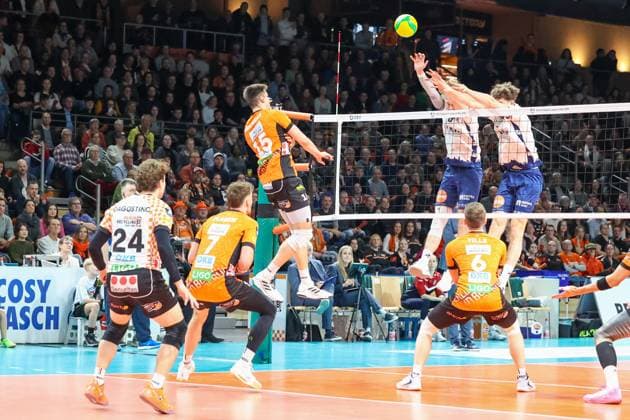 Die Lüneburger in der Abwehr, nachdem Moritz Reichert (BR Volleys, 15)den Ball über das Netz gebracht hat.BR Volleys vs SVG Lüneburg Champions League Playoffs Rückspiel, 2025_02_26 Berlin Berlin Land Copyright: xFootxBowl ThomasxSobotzkix